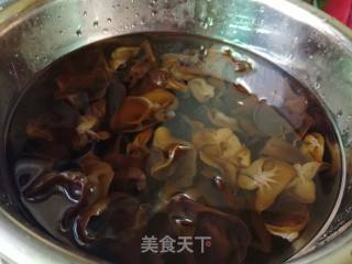 凉拌木耳的做法步骤：1