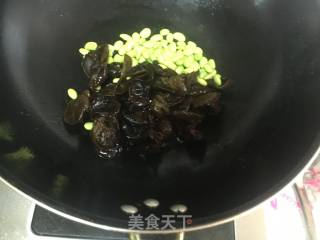 丝瓜木耳炒毛豆的做法步骤：3