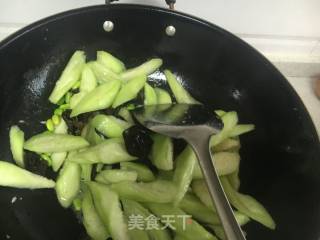 丝瓜木耳炒毛豆的做法步骤：4