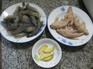 鸡爪烧大头虾的做法步骤：1