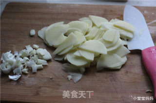 尖椒肥牛炒土豆片的做法步骤：3