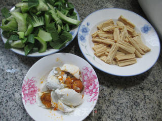 咸鸭蛋腐竹炒青菜的做法步骤：1