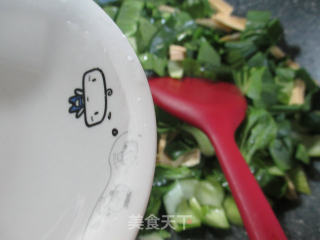 咸鸭蛋腐竹炒青菜的做法步骤：3