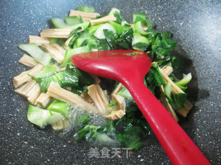 咸鸭蛋腐竹炒青菜的做法步骤：4