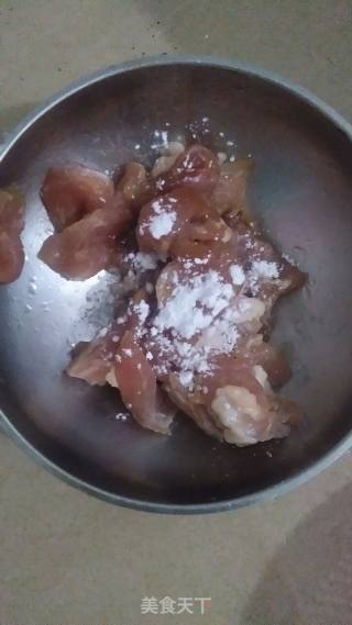 苹果炒肉的做法步骤：1