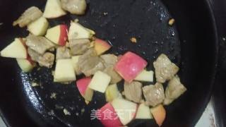苹果炒肉的做法步骤：5
