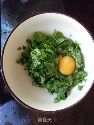 香菜鸡蛋饼的做法步骤：2