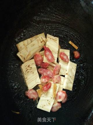 鸡蛋香肠炒花干的做法步骤：6