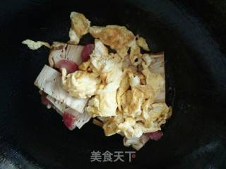 鸡蛋香肠炒花干的做法步骤：7