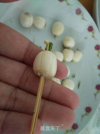 毛豆炒鲜莲的做法步骤：1