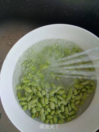 毛豆炒鲜莲的做法步骤：3
