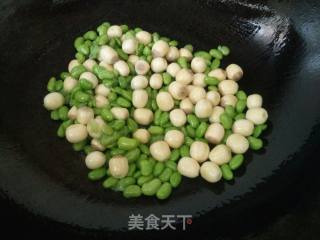 毛豆炒鲜莲的做法步骤：6