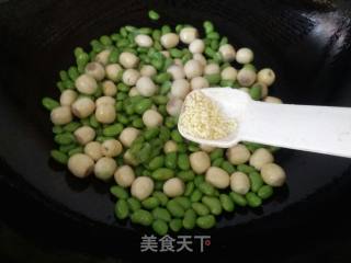 毛豆炒鲜莲的做法步骤：8