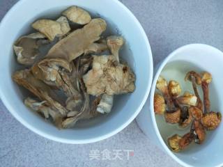 菌菇鸡汤的做法步骤：1