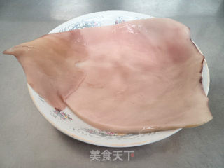 蒜薹爆鱿鱼的做法步骤：1