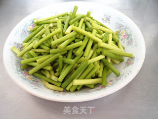 蒜薹爆鱿鱼的做法步骤：4