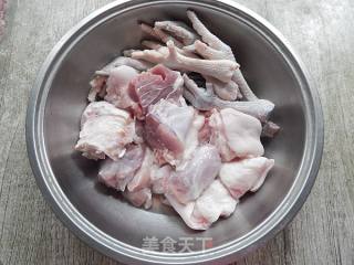 #初秋养生#黄豆凤爪猪蹄汤的做法步骤：1