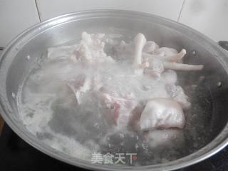 #初秋养生#黄豆凤爪猪蹄汤的做法步骤：2