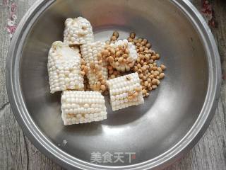 #初秋养生#黄豆凤爪猪蹄汤的做法步骤：3
