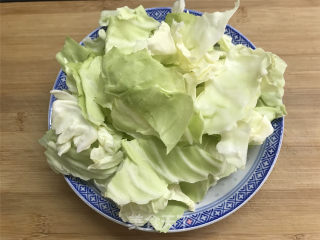 炝炒手撕包菜的做法步骤：2