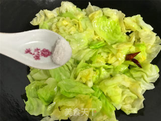 炝炒手撕包菜的做法步骤：5