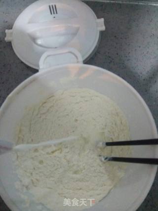 黑胡椒牛肉披萨的做法步骤：1