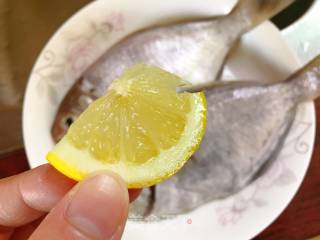 孜然煎海鲫的做法步骤：2