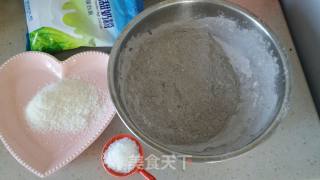 黑米豆沙椰蓉饼的做法步骤：1