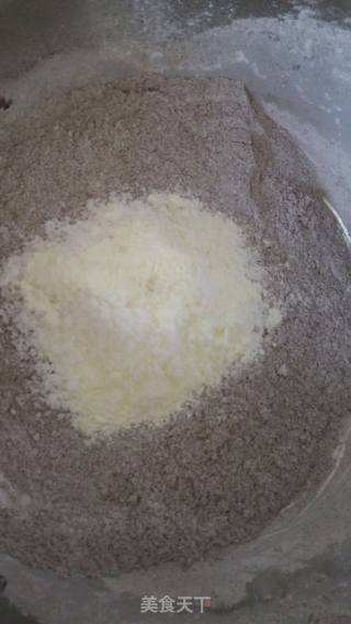 黑米豆沙椰蓉饼的做法步骤：2