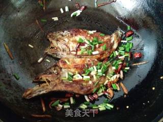 香辣小黑鱼的做法步骤：9