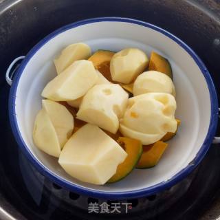 蒸南瓜配什锦土豆泥的做法步骤：1