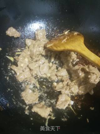 牛肉炒秋葵的做法步骤：3
