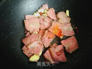 下饭菜：菜椒炒牛肉的做法步骤：5