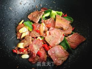 下饭菜：菜椒炒牛肉的做法步骤：7