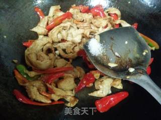 红椒炒面筋的做法步骤：8