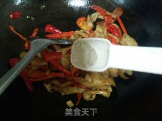 红椒炒面筋的做法步骤：9
