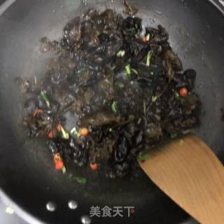 木耳炒鸡蛋的做法步骤：3