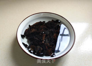 青椒木耳炒蛋的做法步骤：1