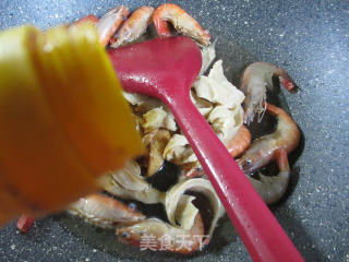 面筋炒大头虾的做法步骤：7