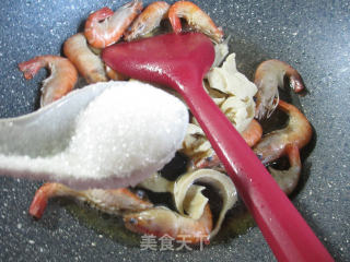 面筋炒大头虾的做法步骤：9