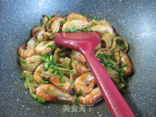 面筋炒大头虾的做法步骤：11