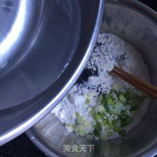 芝麻饼卷土豆丝的做法步骤：2