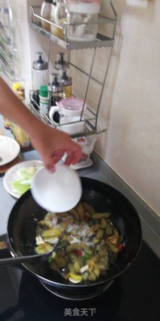 老婆的鱼香茄子的做法步骤：38
