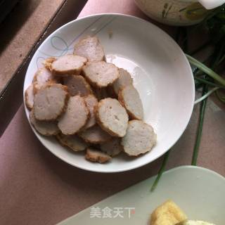简单而且挺喜欢的一道菜，豆腐泡炒肉卷的做法步骤：1