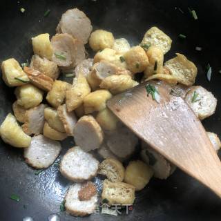 简单而且挺喜欢的一道菜，豆腐泡炒肉卷的做法步骤：3