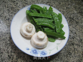 蘑菇炒荷兰豆的做法步骤：1