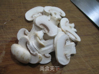 蘑菇炒荷兰豆的做法步骤：2
