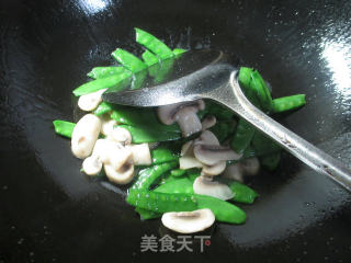 蘑菇炒荷兰豆的做法步骤：6