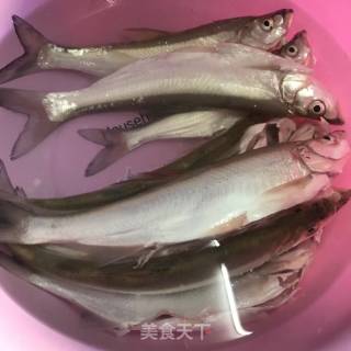 风干巢湖大翘嘴的做法步骤：1