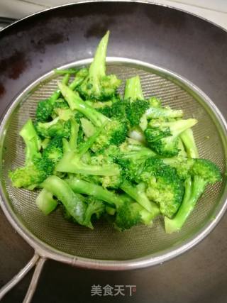 干锅西兰花的做法步骤：1